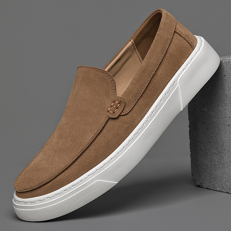 Detail van de dikke witte zool van de suède mocassin