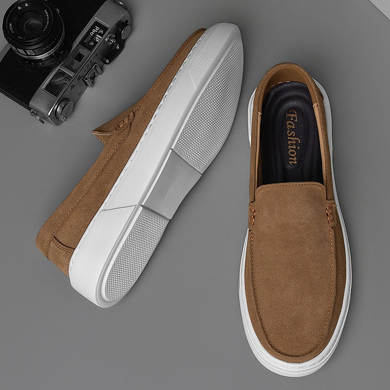 Suède heren mocassins met dikke zool gedragen met chino