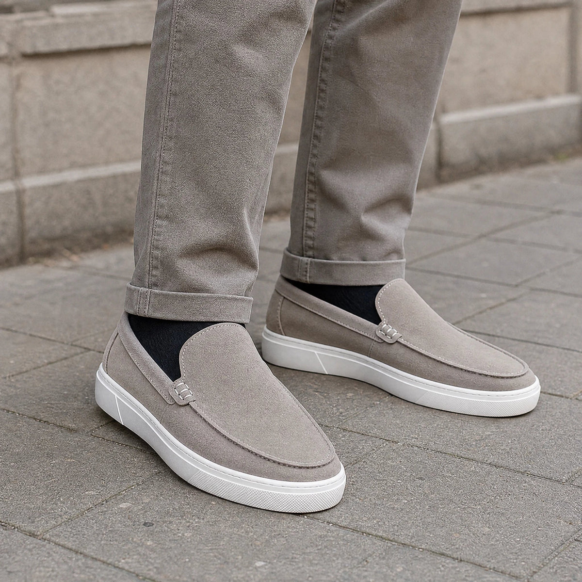 Taupe mocassin met dikke zool, achterkant