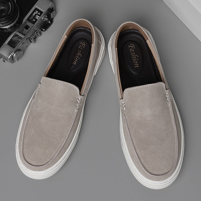 Camel suède heren mocassin met dikke witte zool, zijaanzicht