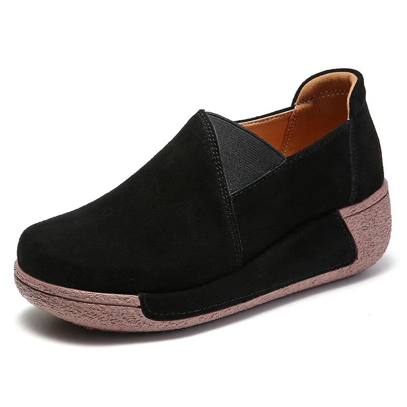 Dames suède loafer met dikke zool in beige - detail
