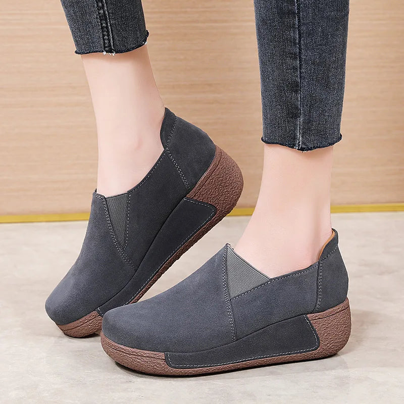 Dames suède loafer met dikke zool in beige - achterkant