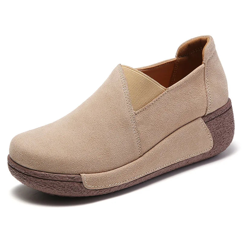 Dames suède loafer met dikke zool in donkergrijs - close-up