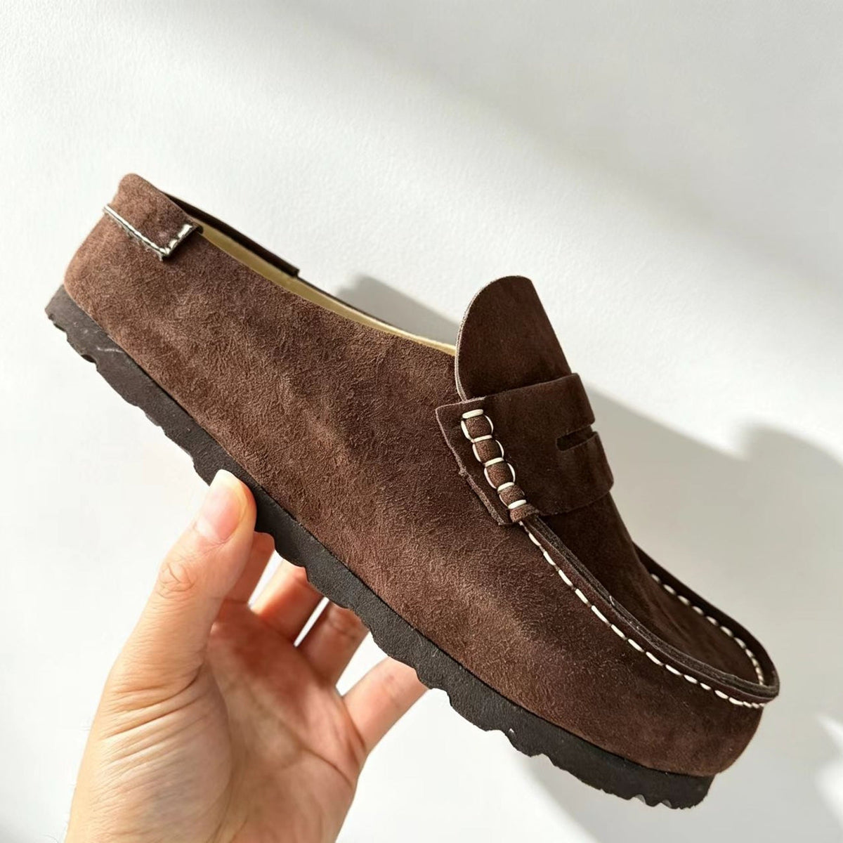 Suède loafer-clog om aan te schuiven in zand, achterkant