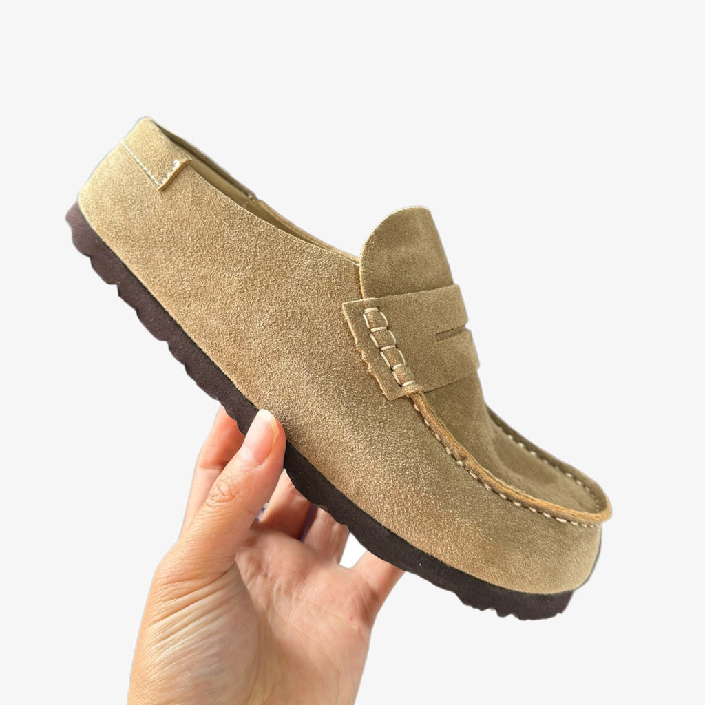 Suède loafer-clog om aan te schuiven in bruin, detail