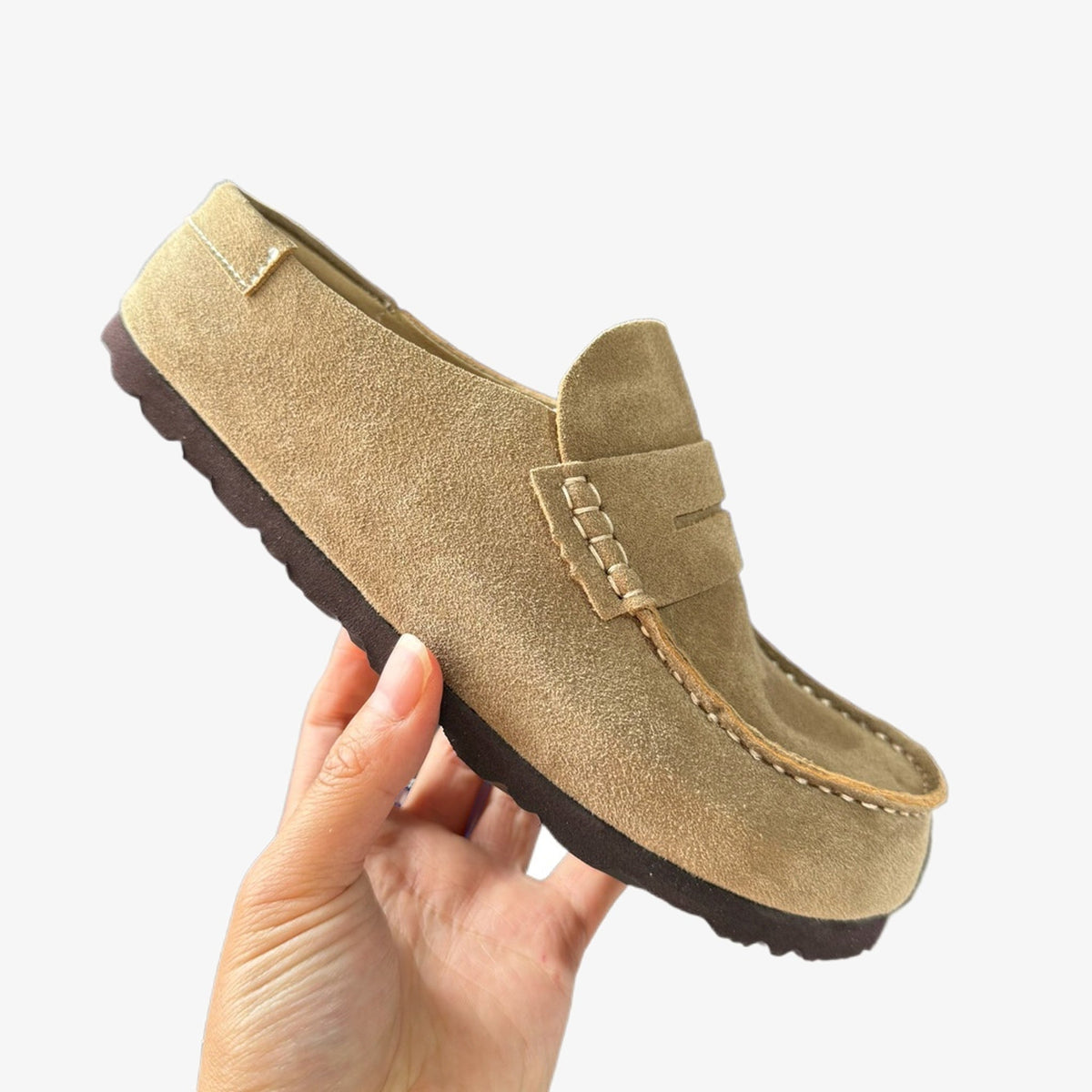 Suède loafer-clog om aan te schuiven in bruin, detail