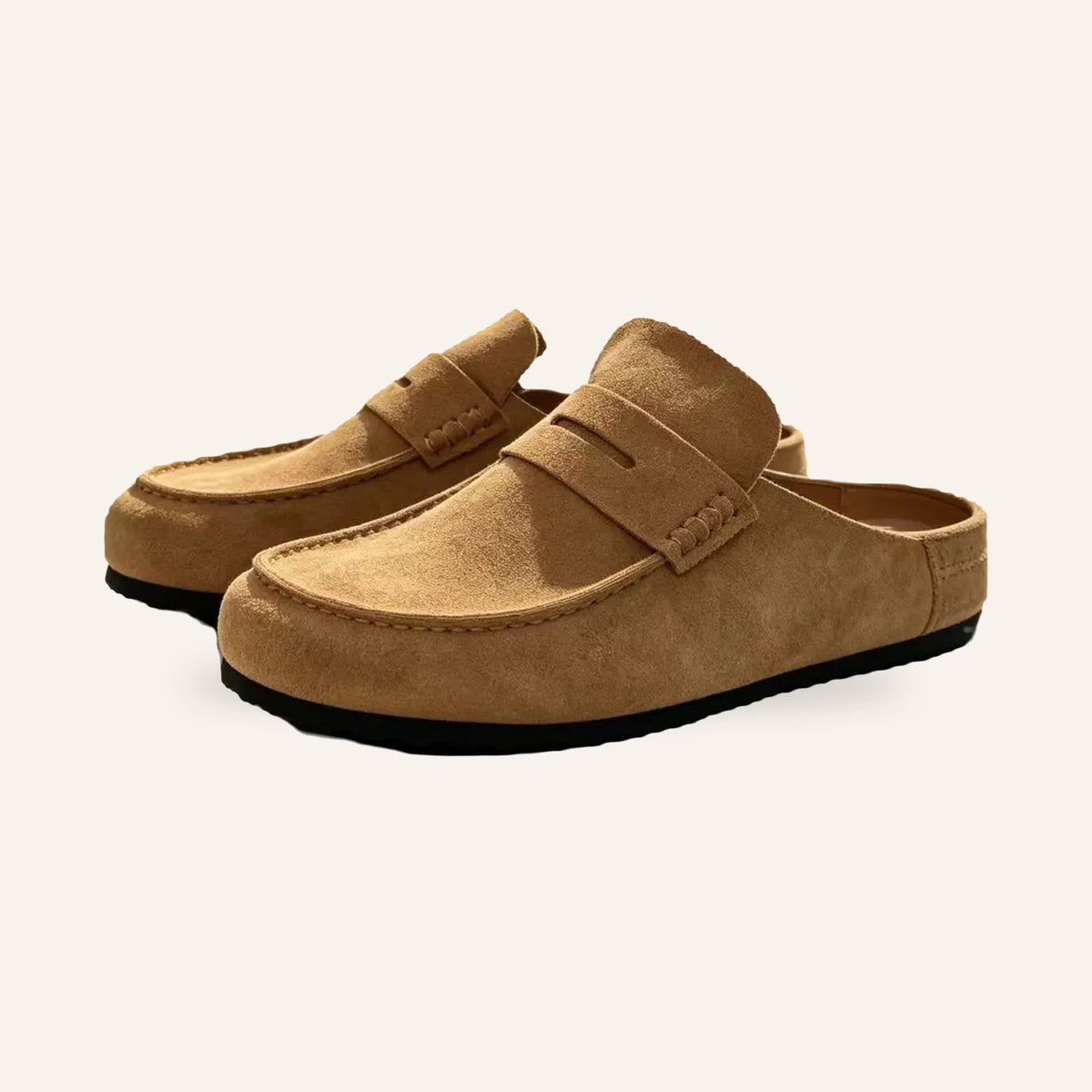 Suède loafer-clog om aan te schuiven in zand, het paar
