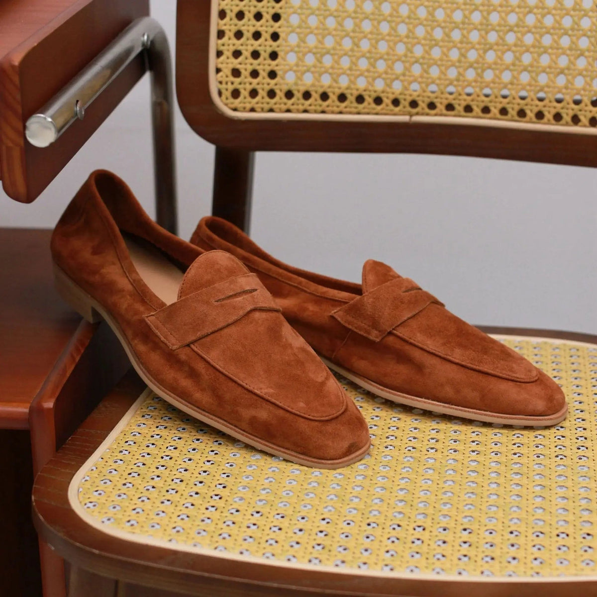 Suède loafer heren penny-stiksel in lichtblauw, close-up van de afwerking