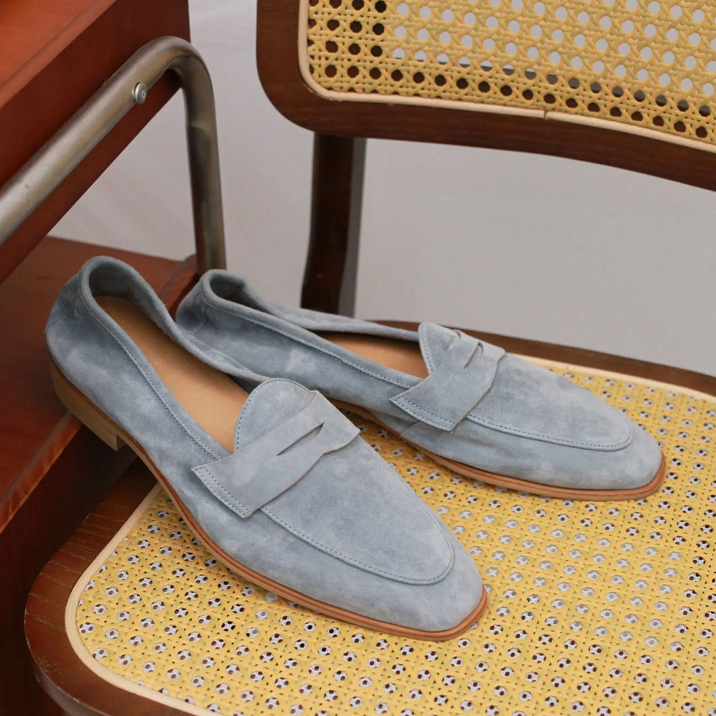 Suède loafer heren penny-stiksel in cognac, detail van de hiel