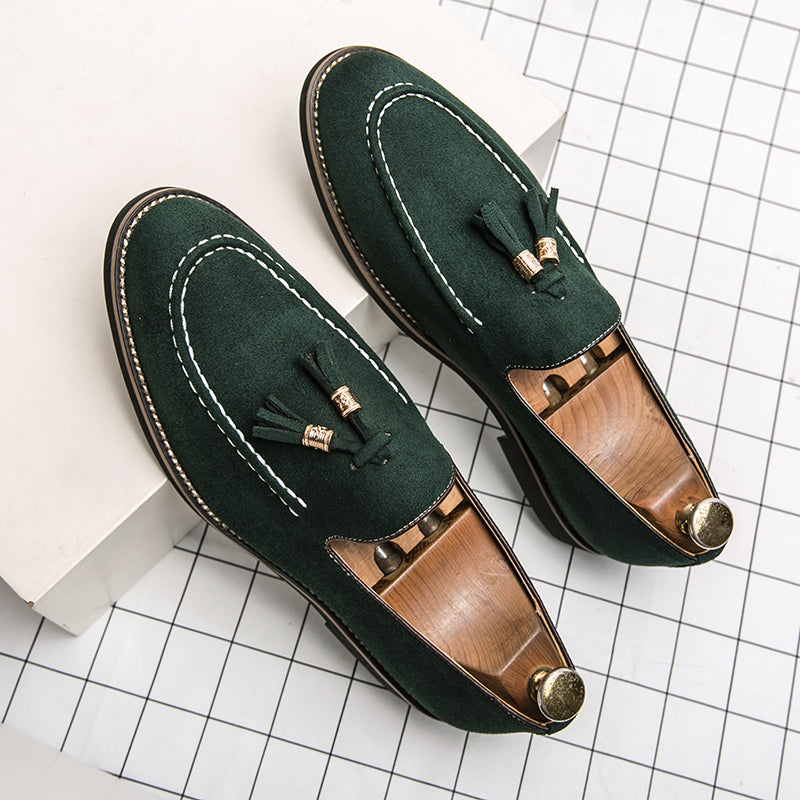 Suède loafers met kwastjes in verschillende kleuren voor heren met een zwarte geruite achtergrond