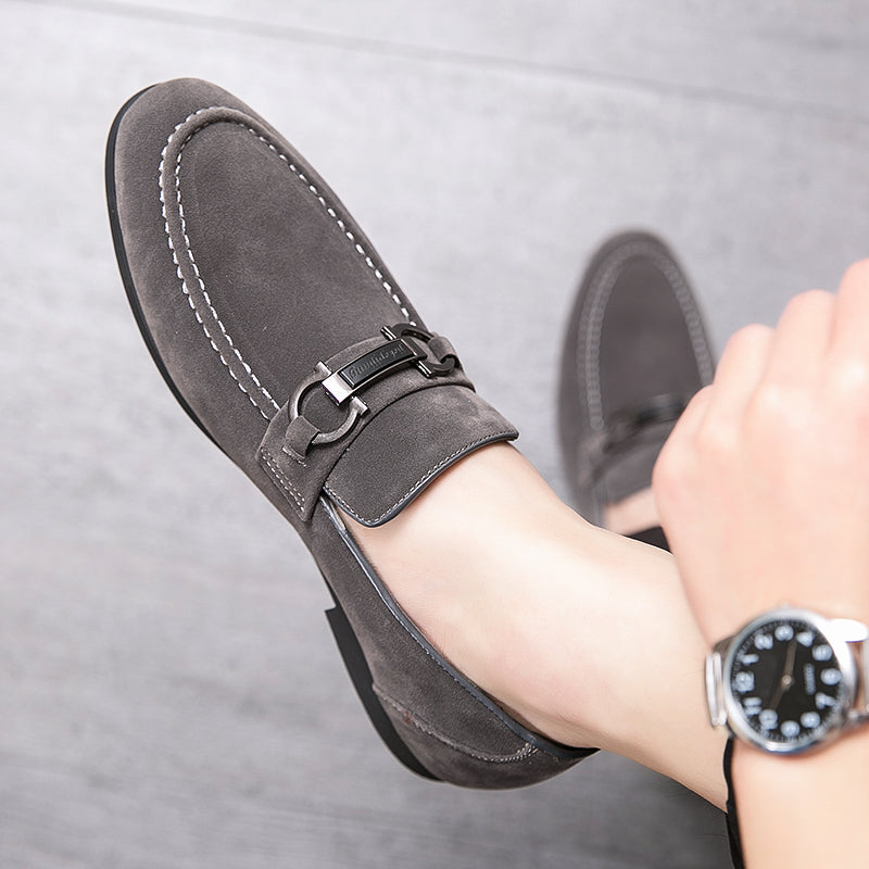 Suède loafers met decoratieve ketting voor heren