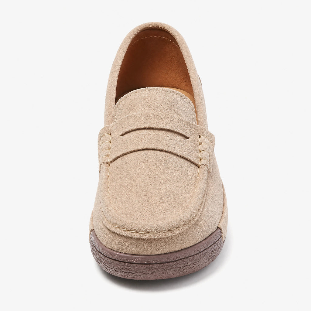 Dames suède pennyloafer met sleehakzool in beige - voorkant