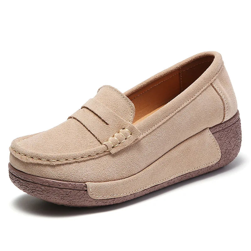 Dames suède pennyloafer met sleehakzool in beige - bovenkant