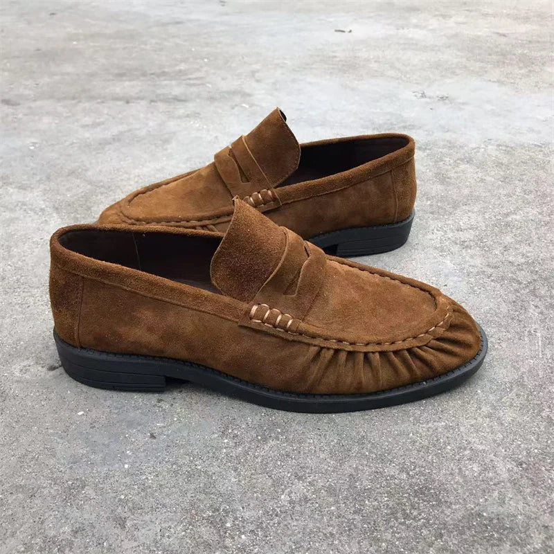 Bruine mocassins voor dames in suèdelook met geplooide stiksels, voorkant