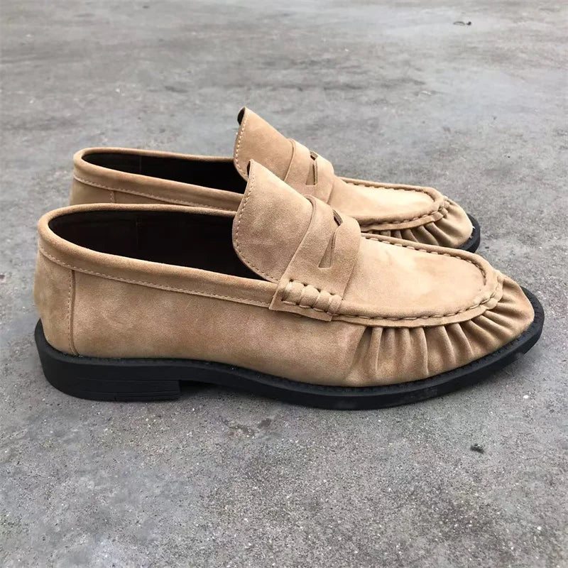 Bruine mocassins voor dames in suèdelook met geplooide stiksels, schuin van boven