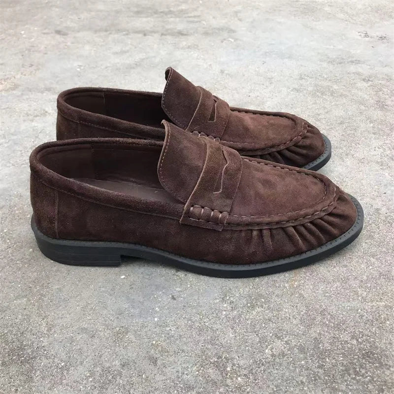 Bruine mocassins voor dames in suèdelook met geplooide stiksels, detail van de afwerking