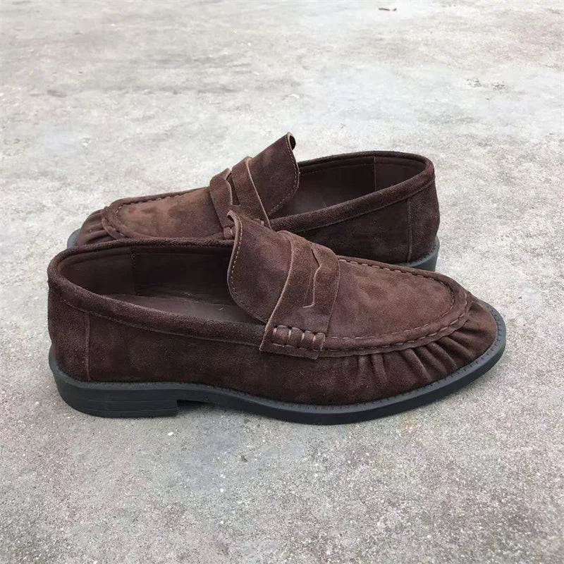 Bruine mocassins voor dames in suèdelook met geplooide stiksels, paar van opzij