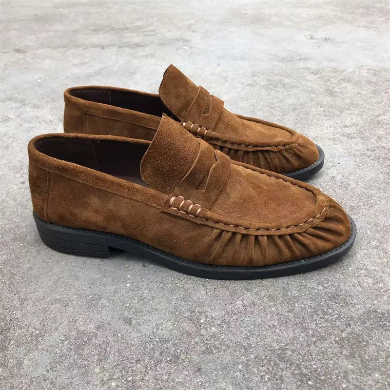 Bruine mocassins voor dames in suèdelook met geplooide stiksels, draagfoto
