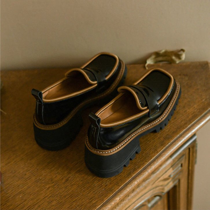 Gelakte tweekleurige loafers met dikke zool
