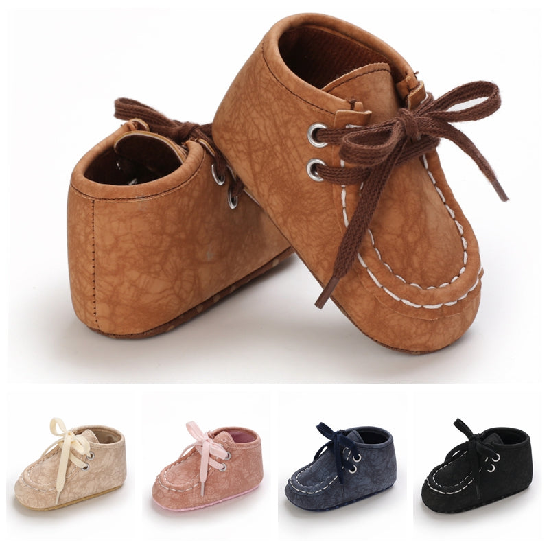 Een paar bruine mocassins met vetersluiting bovenaan de afbeelding, met 4 mocassins in beige, roze, blauw en zwart onderaan