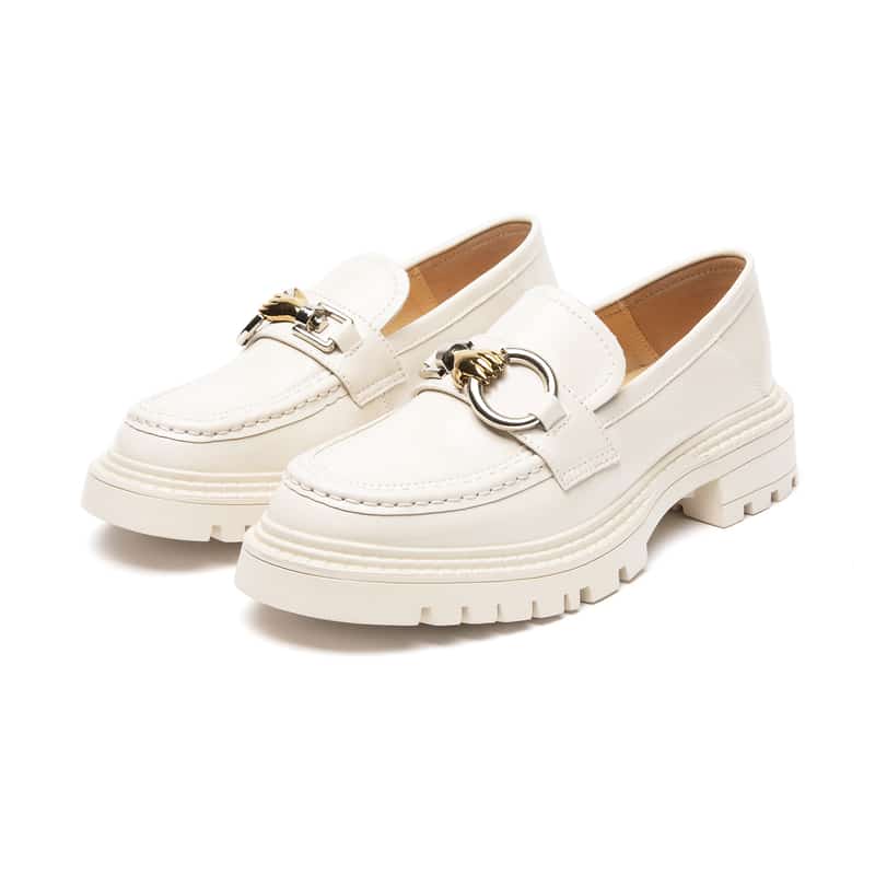 Foto van een paar beige loafers op een witte achtergrond
