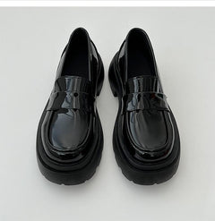 Gelakte platformloafers voor dames, Zwart