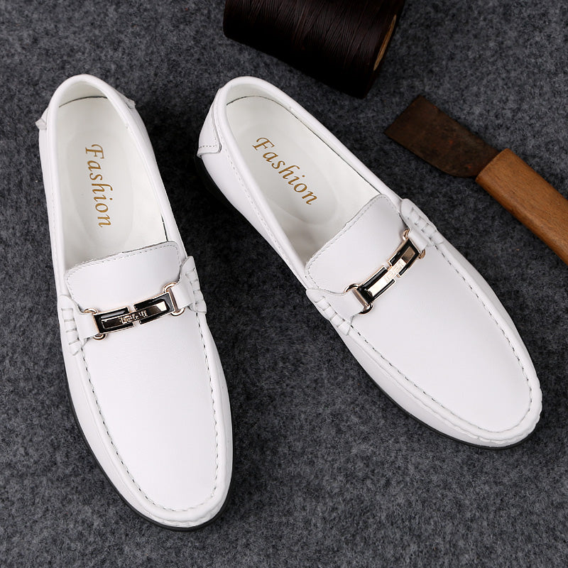Witte leren loafers met grijze achtergrond voor heren
