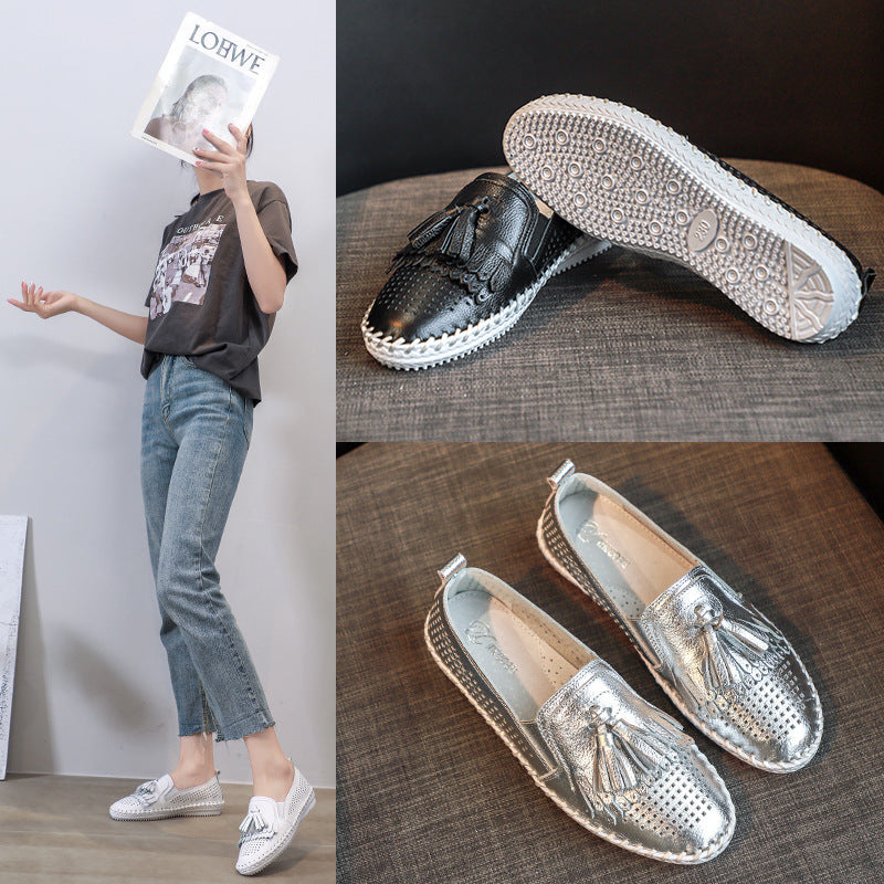 3 beelden: een vrouw die links staat en een jeans en T-shirt draagt, tweede beeld: zilveren loafers op een grijze sofa, derde beeld: zwarte loafers op een sofa