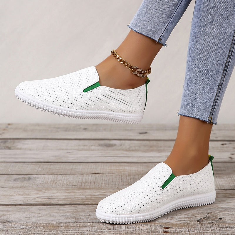 Soepele geperforeerde mocassins in wit leer