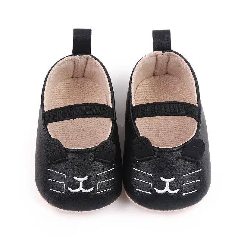 3 baby mocassins met kittenmotief in wit, bruin en zwart, diagonaal op een witte achtergrond