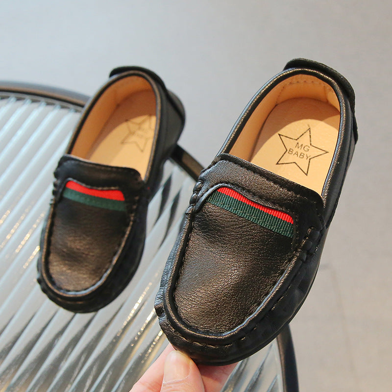 Soepele leren mocassins met rood en groen design voor jongens