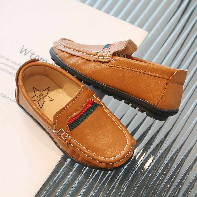 Soepele leren mocassins met rood en groen design voor jongens