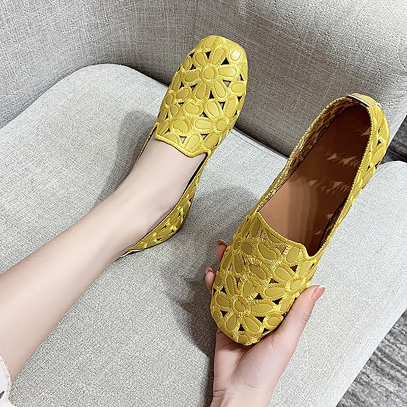 Soepele platte loafers met opengewerkte bloemenmotieven