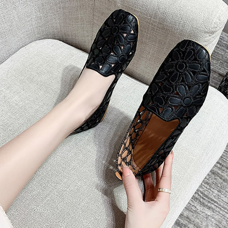Soepele platte loafers met opengewerkte bloemenmotieven