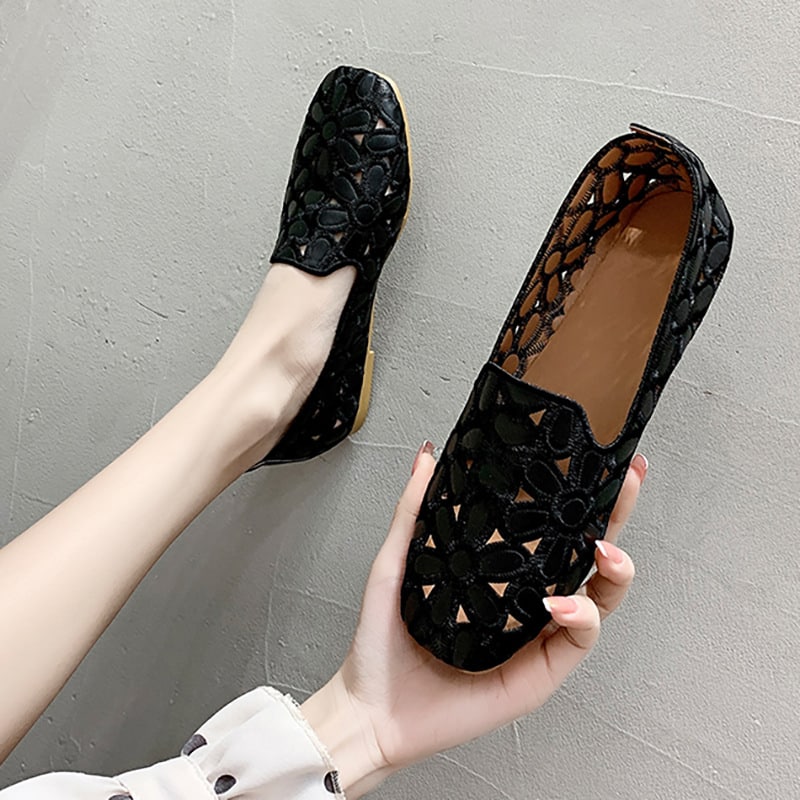 Soepele platte loafers met opengewerkte bloemenmotieven