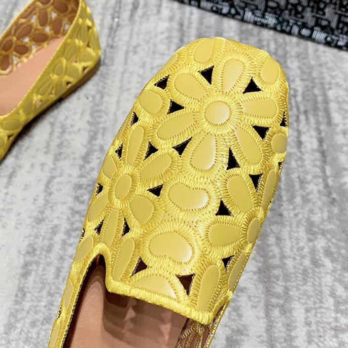 Soepele platte loafers met opengewerkte bloemenmotieven