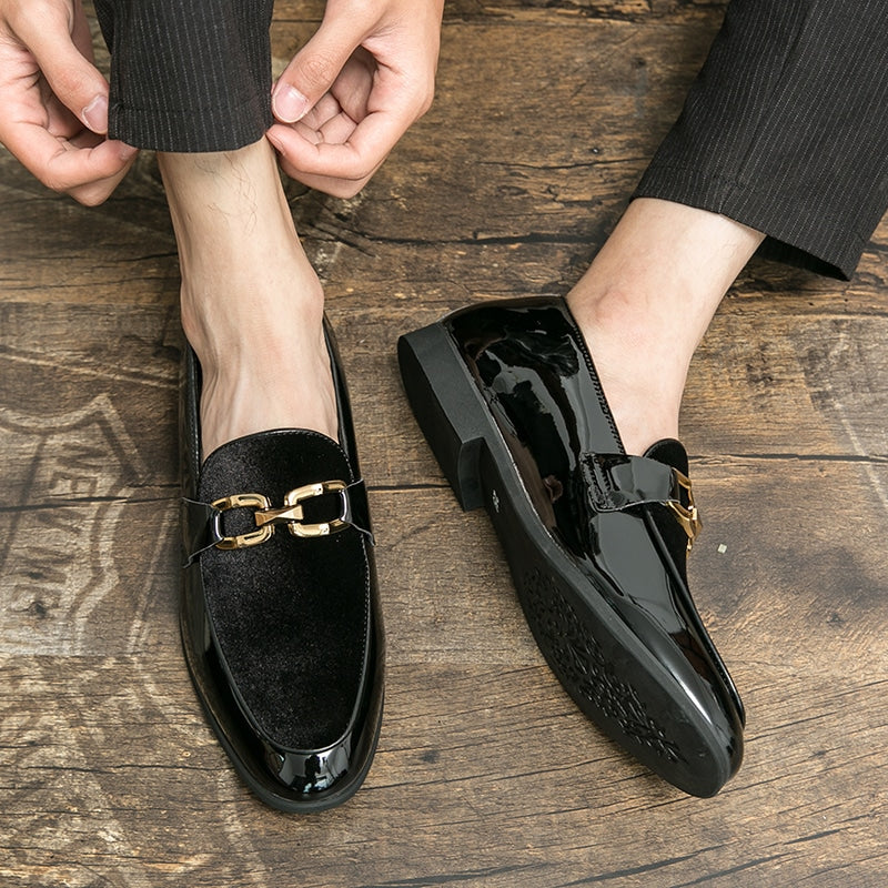 Gelakte zwarte fluwelen loafers met gouden bit