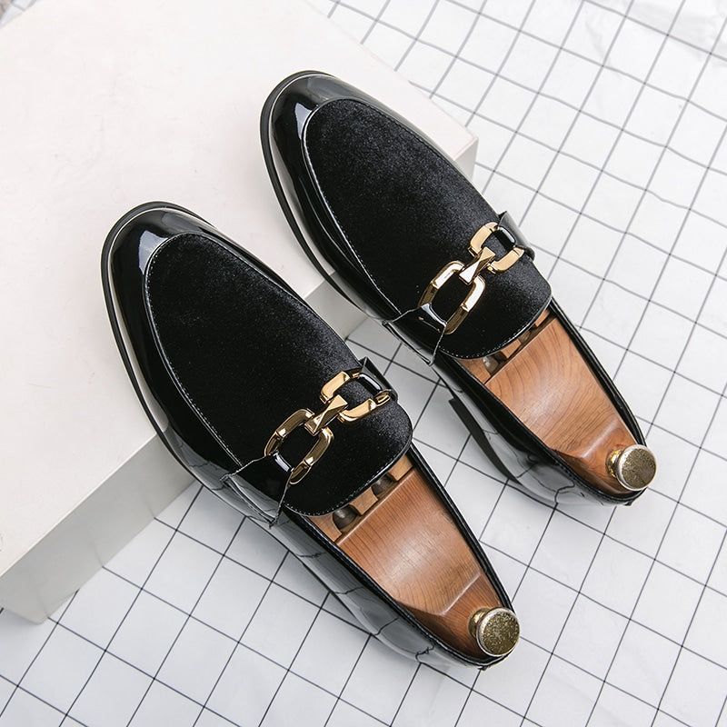 Gelakte zwarte fluwelen loafers met gouden bit