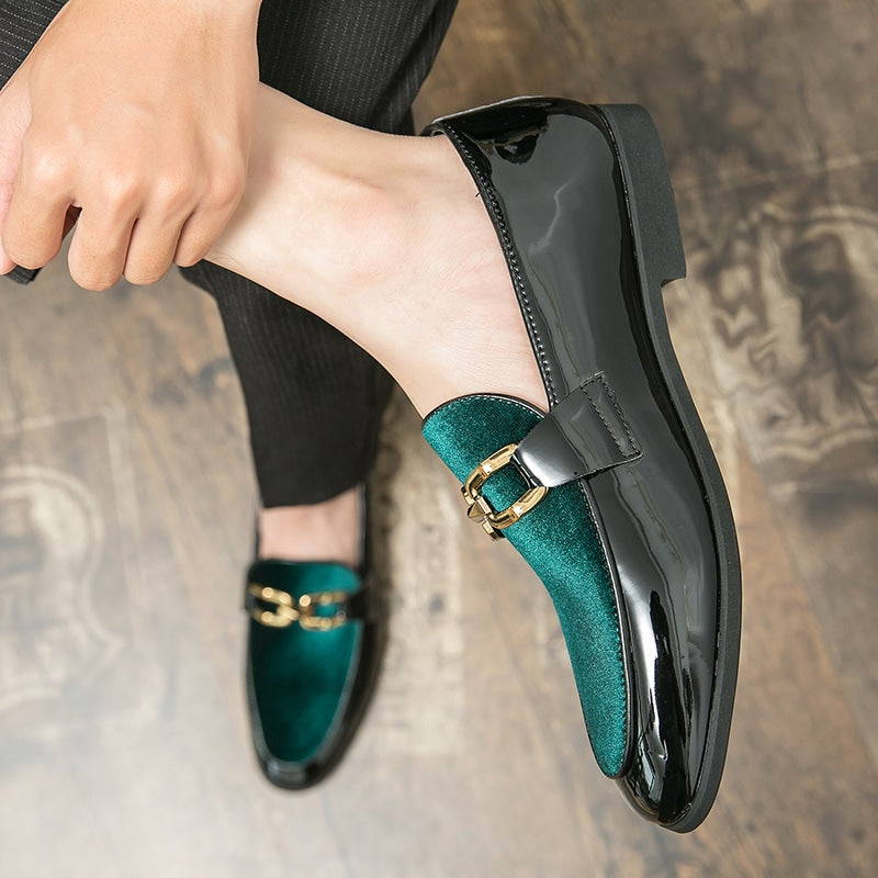 Gelakte zwarte fluwelen loafers met gouden bit