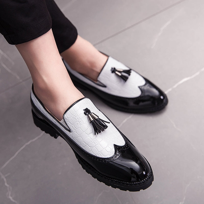 Zwart-witte lakleren loafers met kwastjes voor heren