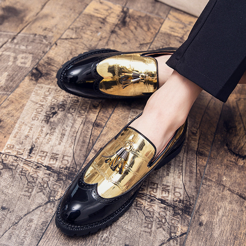 Zwarte en gouden kwastjesloafers in derbystijl