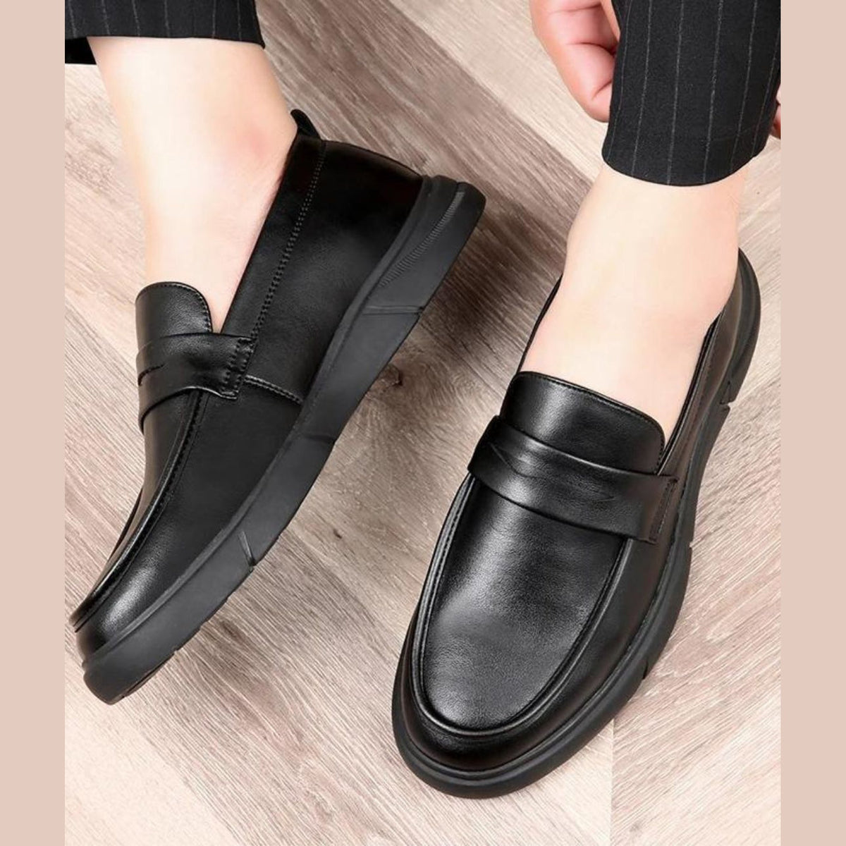 Zwarte mocassin gedragen met een kostuumbroek