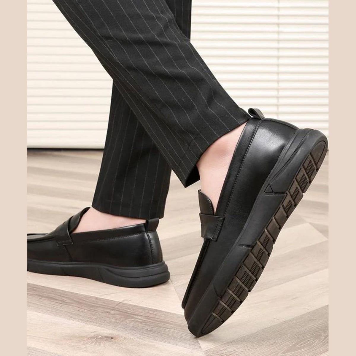 Zwarte mocassin gecombineerd met een spijkerbroek