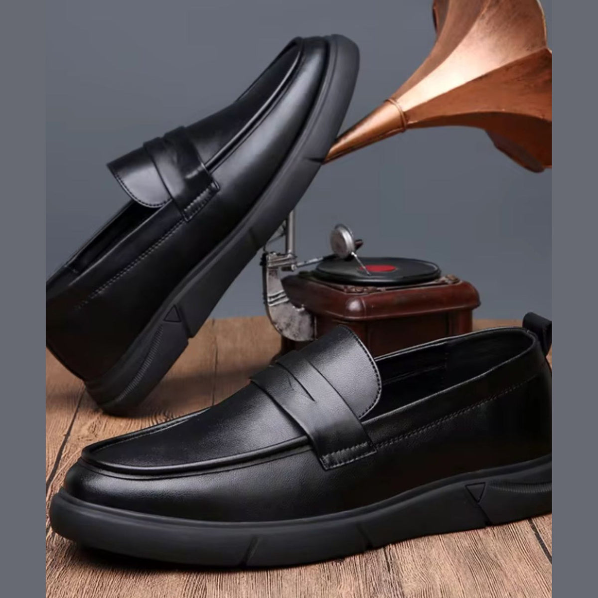 Achteraanzicht van de zwarte plateau mocassin