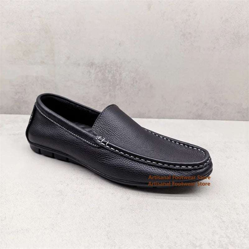 Zwarte instap mocassins voor heren met witte stiksels, detail van de afwerking