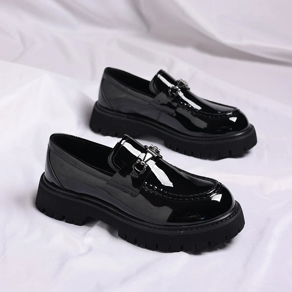 Zwarte lakloafer heren dikke profielzool, gedragen look