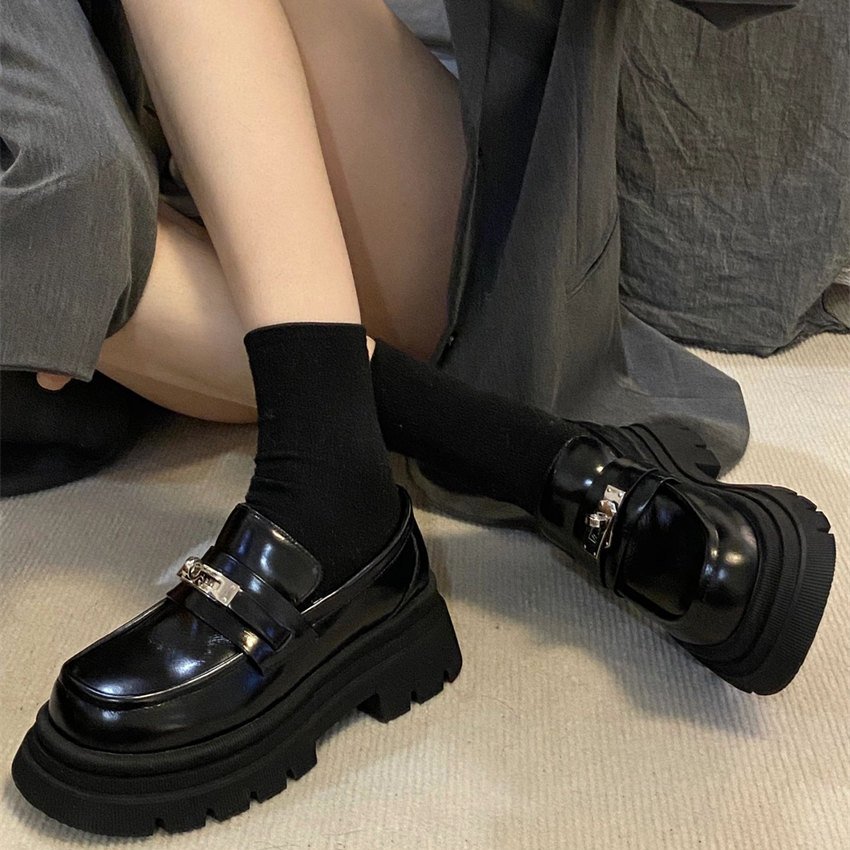 Zwarte leren loafers met dikke zool en gesp