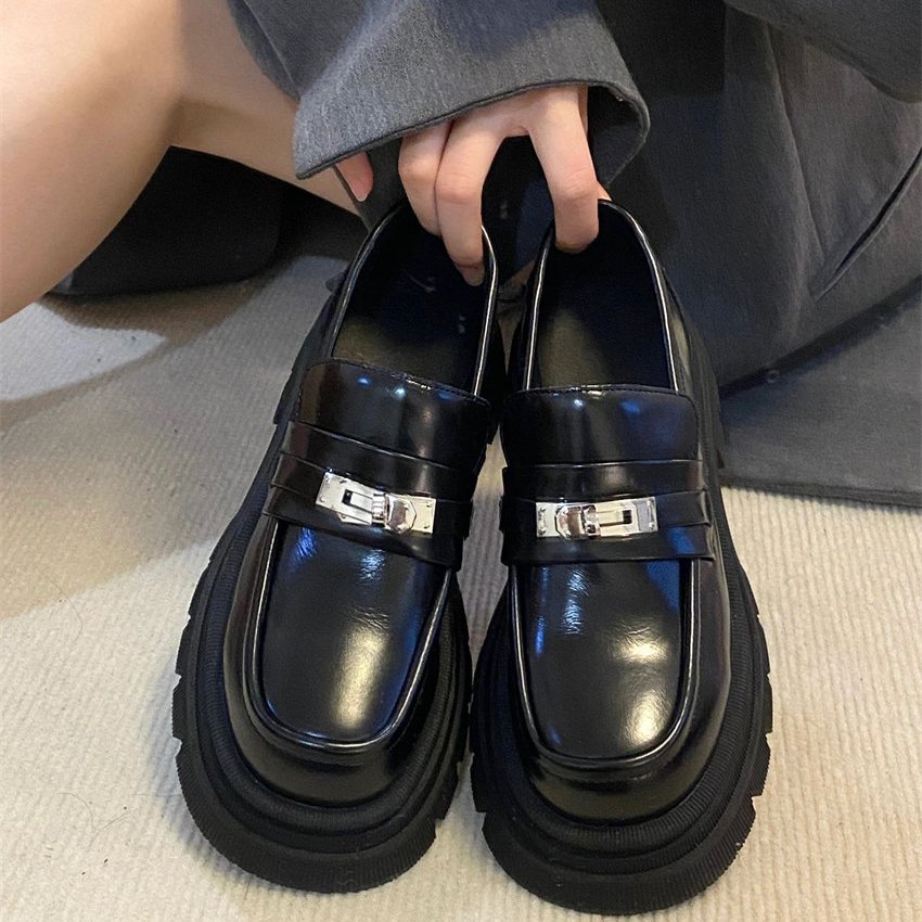 Zwarte leren loafers met dikke zool en gesp