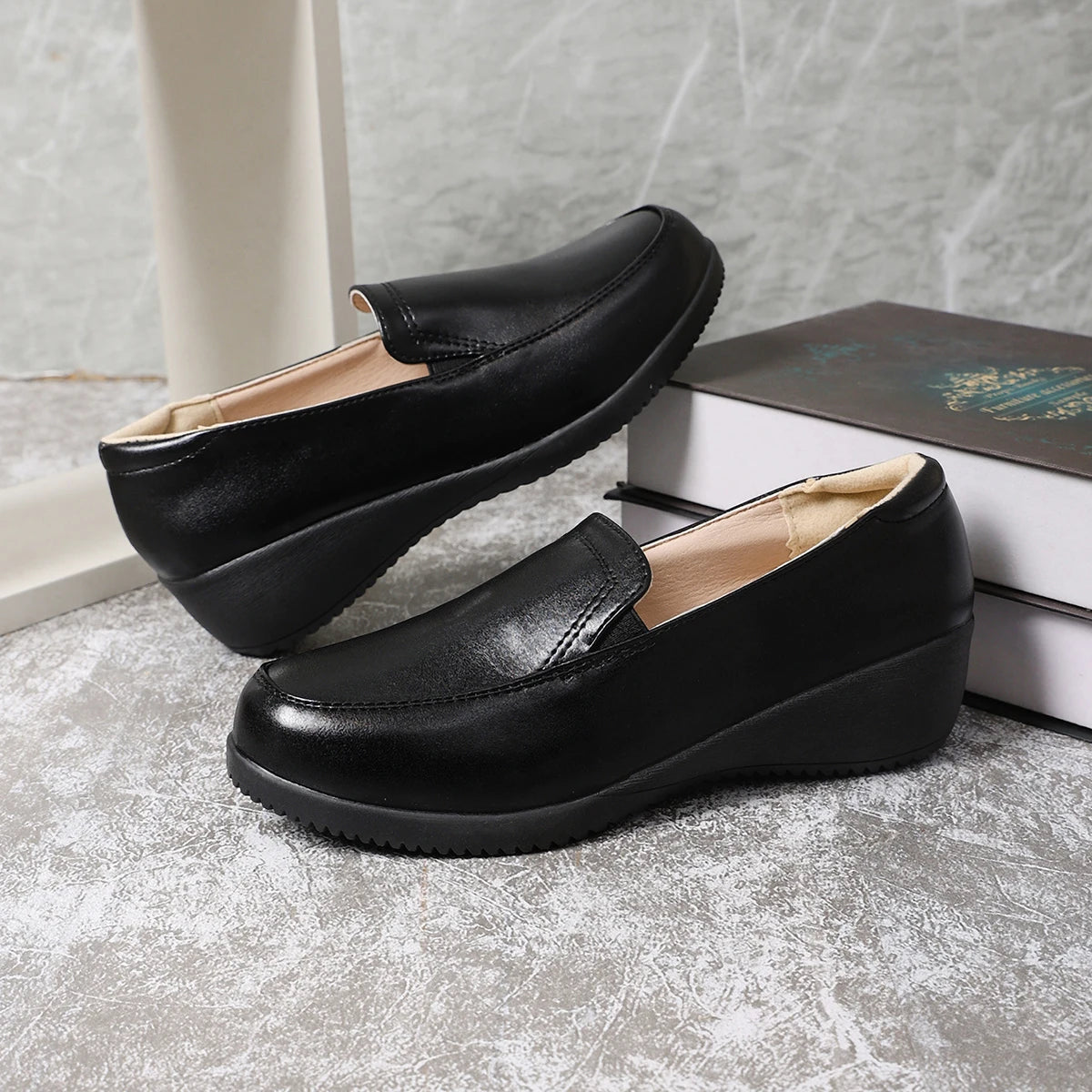Zwarte sleehak mocassins voor dames, schuin van boven