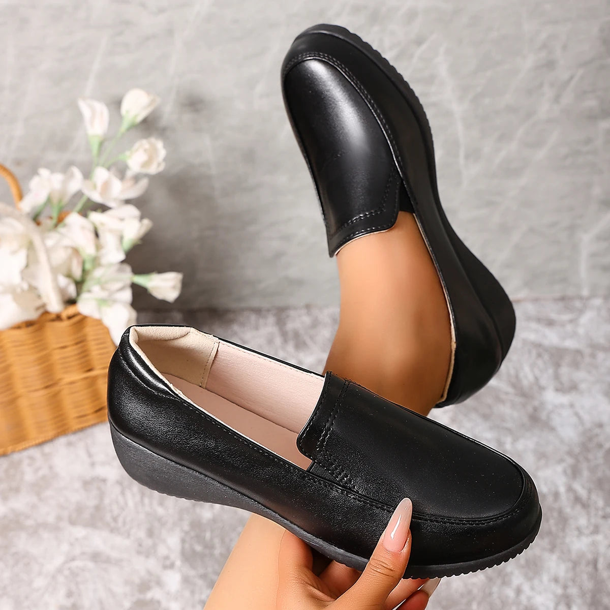 Zwarte sleehak mocassins voor dames, detail van de afwerking